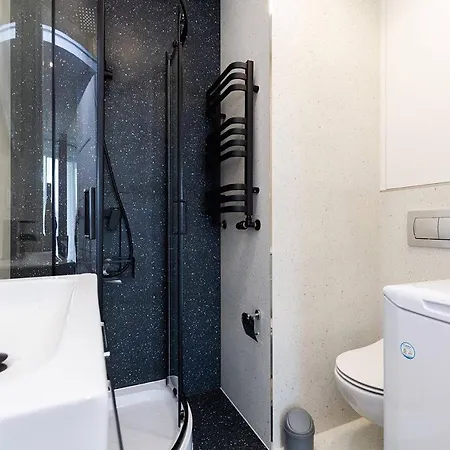Apartment Easy & Comfortable, With Balcony, Very Close To The Center