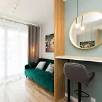 Easy & Comfortable, With Balcony, Very Close To The Center דירה
